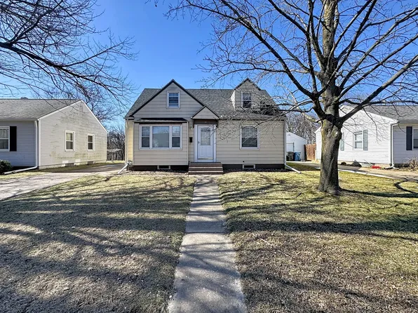 14 Blackhawk Hills Ct, Rock Island, IL 61201