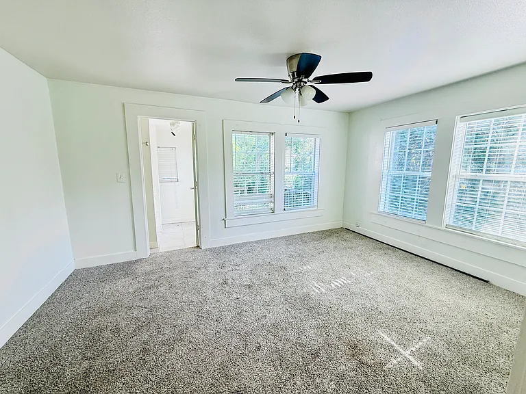 814 W College St — Photo 9