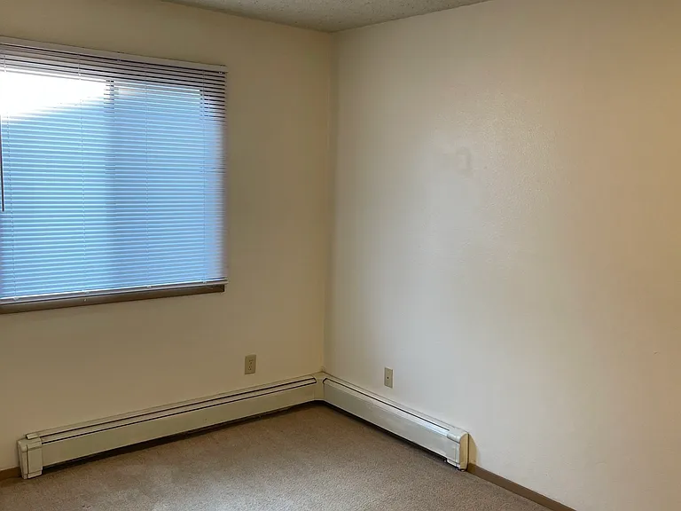 716 E Burlington St — Photo 14