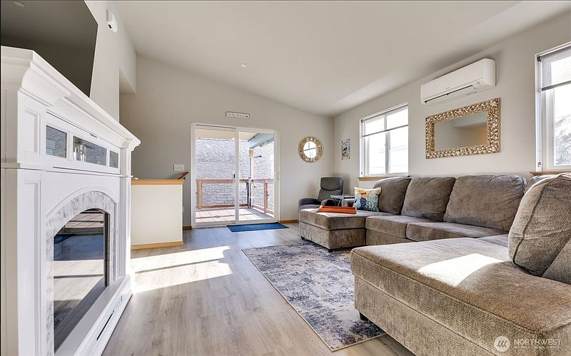 4th image of 1006 Point Brown Avenue SE