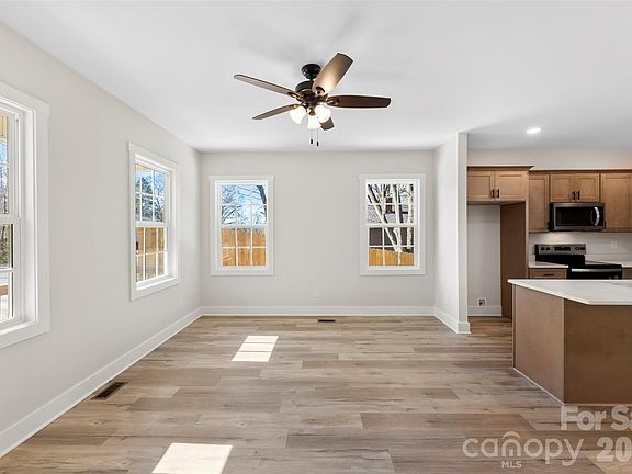 5th image of 207 Putnam St