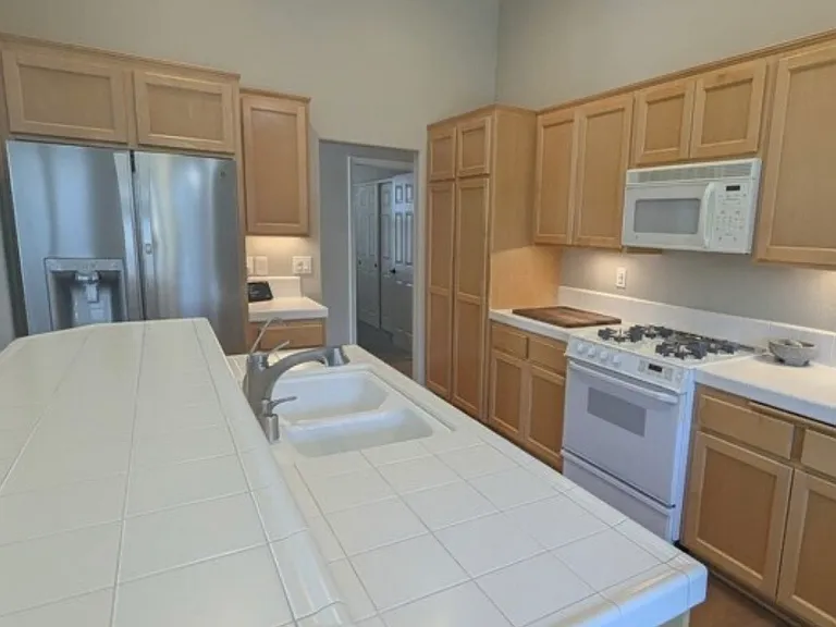 708 Asilo St — Photo 6