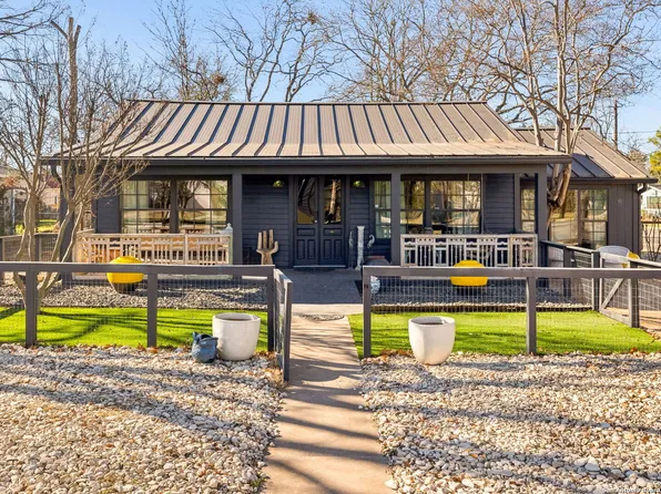 301 E Hackberry St, Fredericksburg, TX 78624
