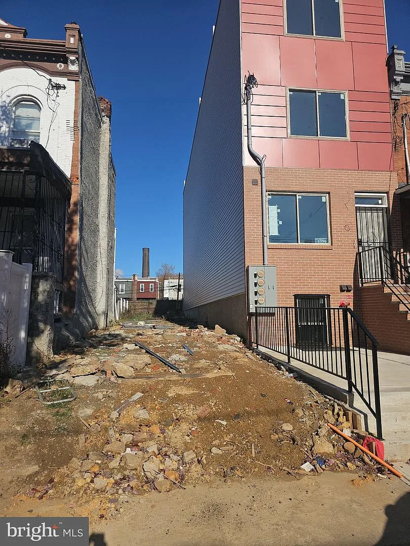 1231 W Hilton St photo 1