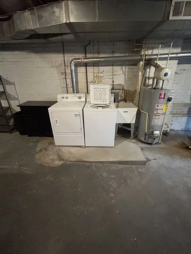 Spacious 2 Bedroom Apartment in Mt. Washington Walk to the T! — Photo 4