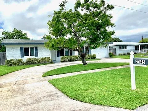 2145 NE 4th Ct — Photo 2