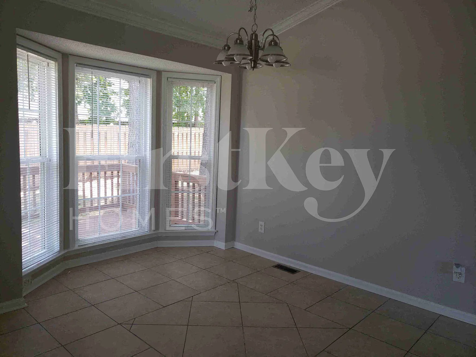 3 bed, 2.0 bath, 1221 sqft, $2,120 — Photo 4