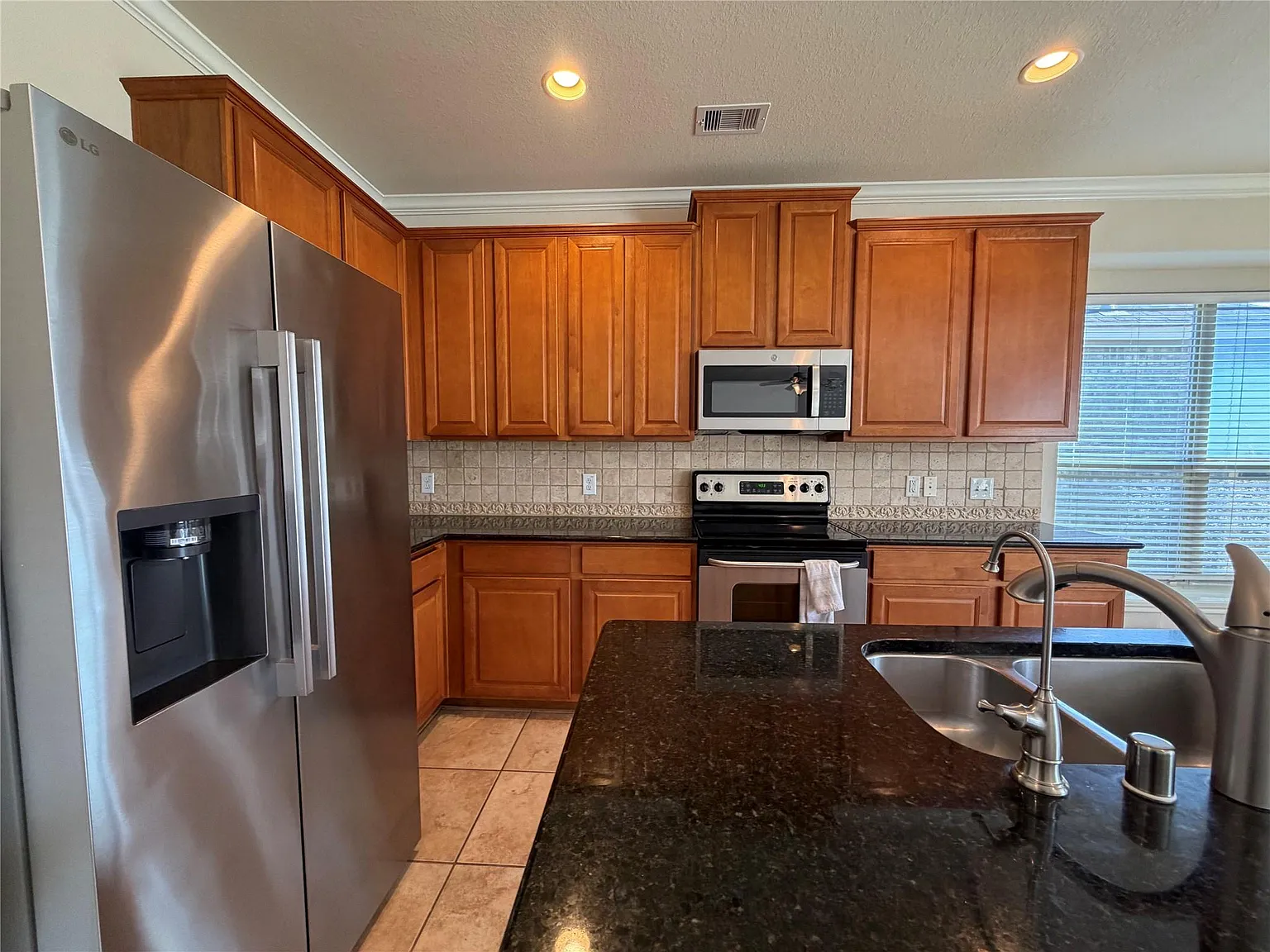 4 bed, 3.0 bath, 2880 sqft, $2,500 — Photo 3