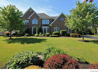 8185 Oak Leaf Ln, Williamsville, NY 14221