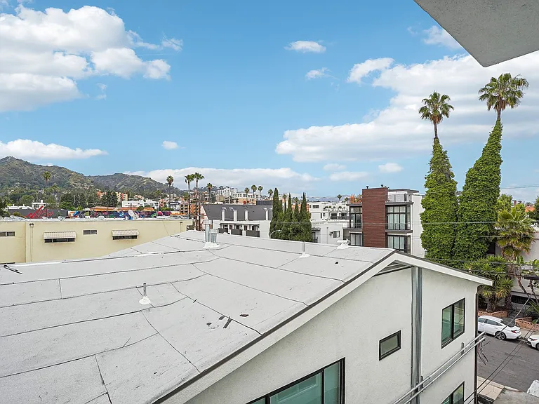 Hollywood Vista — Photo 37