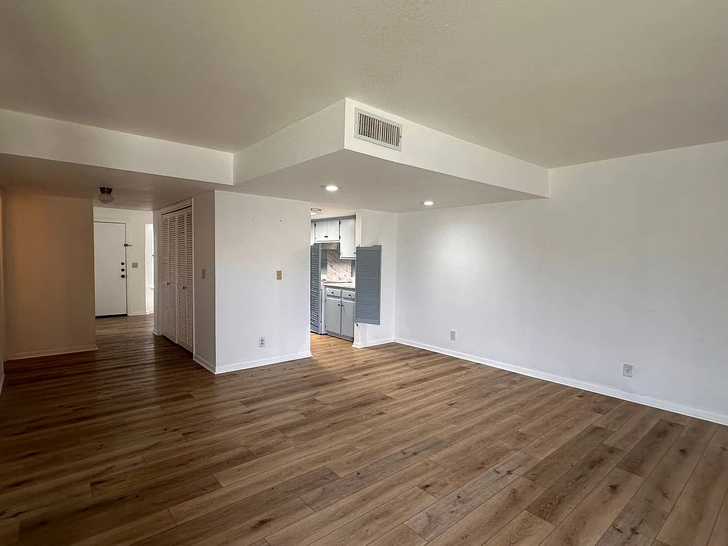 Updated 3 bed 2.5 bath townhome with private patio and 2 car garage — Photo 4