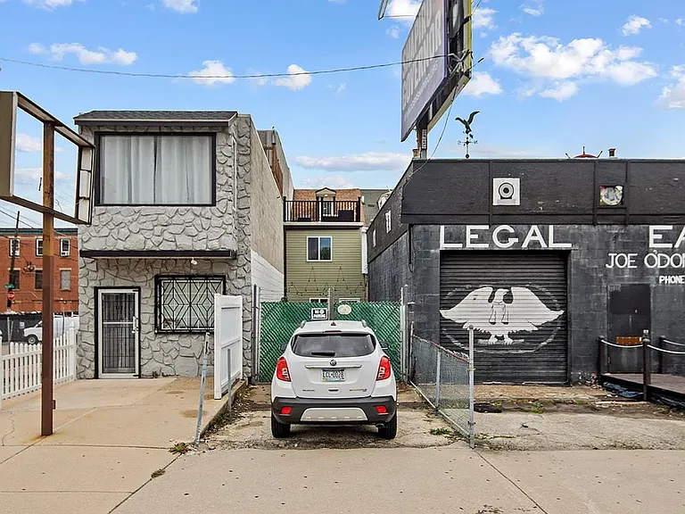114 E Allen St — Photo 30