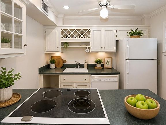 3rd image of 115 Biscayne Dr NW APT A9