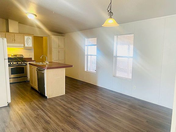 Kitchen w\vaulted ceiling