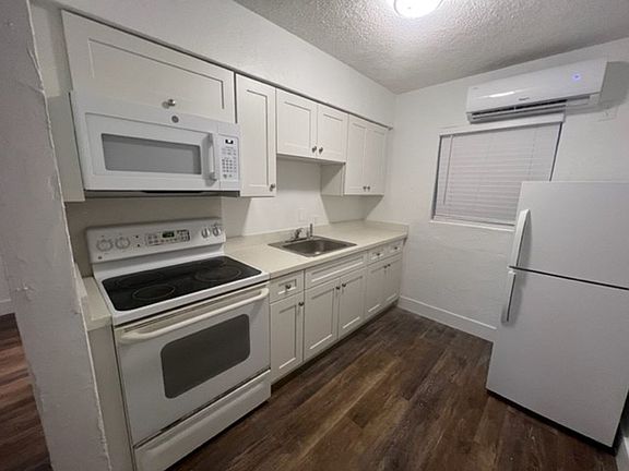 2nd image of 1821 Thomas St #5