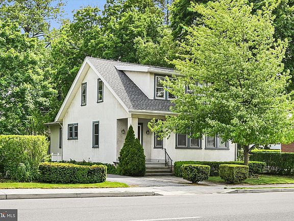 5th image of 194 Walnut St