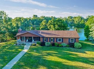 1498 Middle Rd, Highland, MI 48357