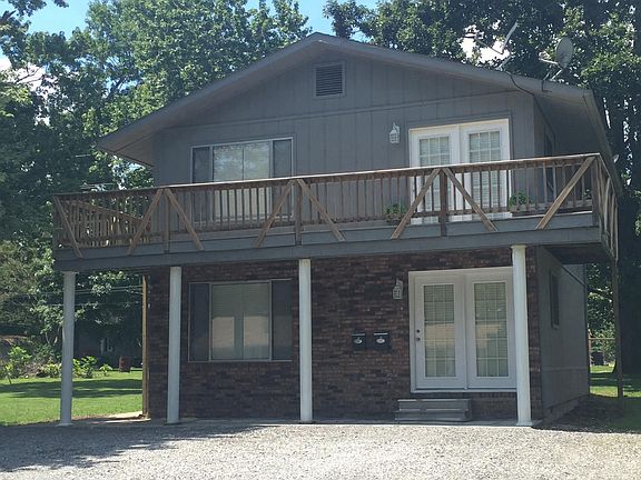 Front view from street and view of ample parking