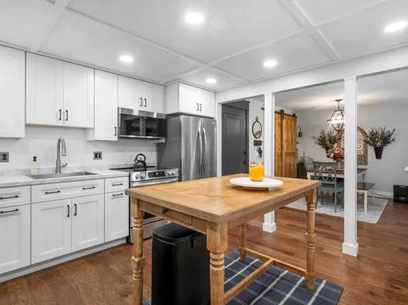 21 Shadowbrook Ln APT 13, Milford, MA 01757