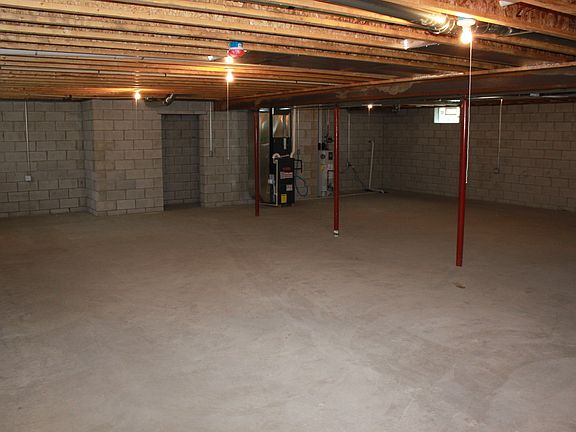 5th image of 142 E Elm St