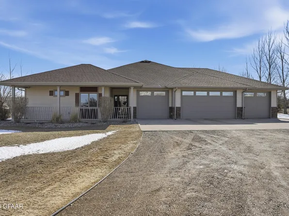 6201 Driftwood Dr, Grand Forks, ND 58201