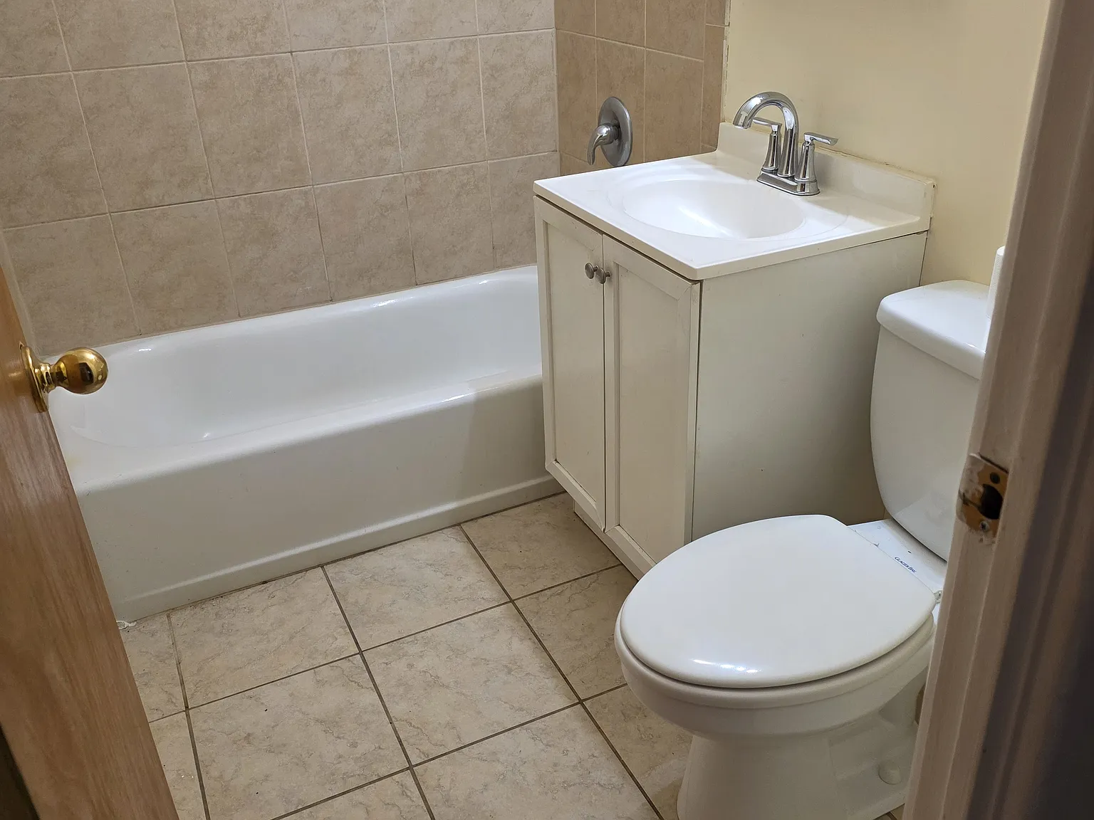 3 bed, 1.5 bath, 1040 sqft, $2,295 — Photo 3