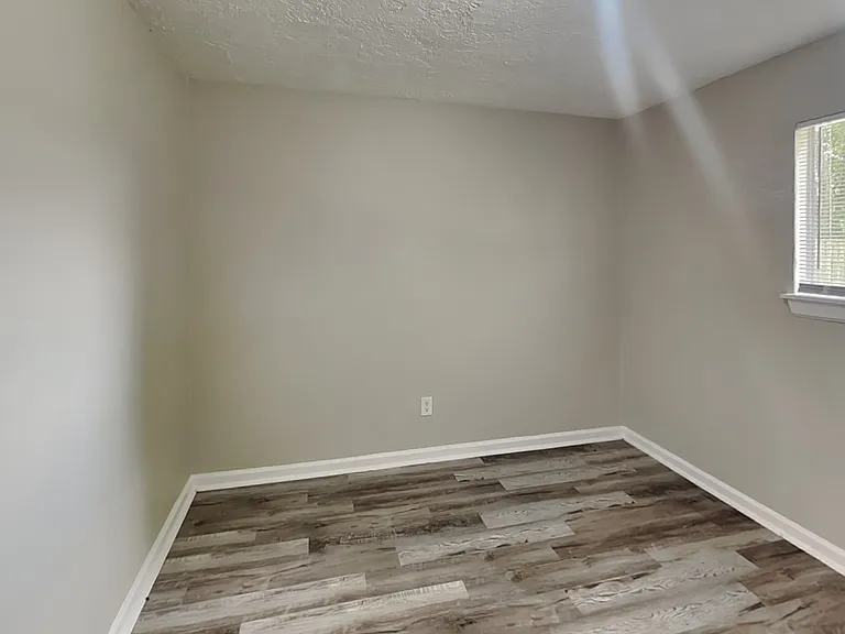 Spacious room with natural lig