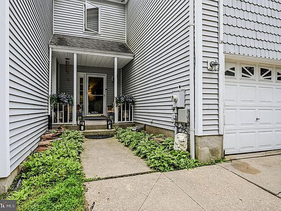 4th image of 204 W Longspur Dr