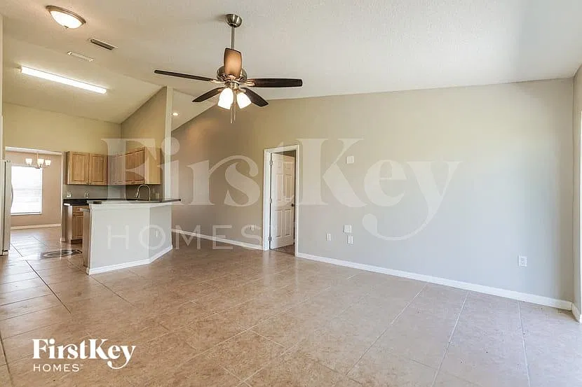 3 bed, 2.0 bath, 1563 sqft, $1,945 — Photo 4