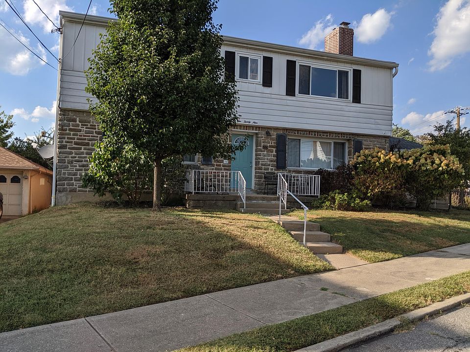 Charming mid century building in a nice, super convenient neighborhood.