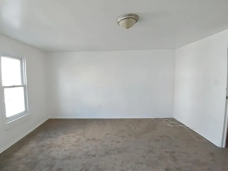 562-564 W Market St #A — Photo 10