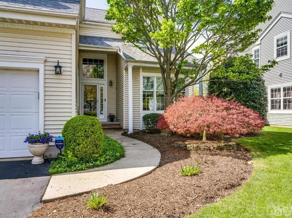 8 Eton Ct, Monroe Township, NJ 08831