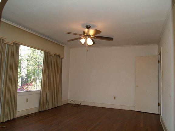 4th image of 2305 Crabapple Dr