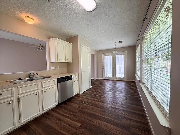 4006 Hunnington Dr — Photo 9