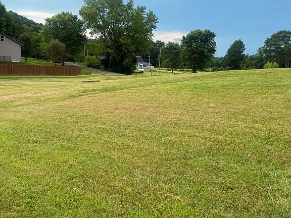 5th image of 210 Three Oaks Rd