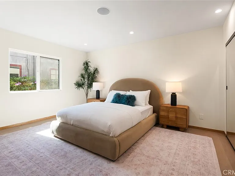348 S Orange Dr — Photo 30