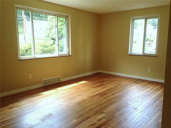 3rd image of 214 Sandy Dr