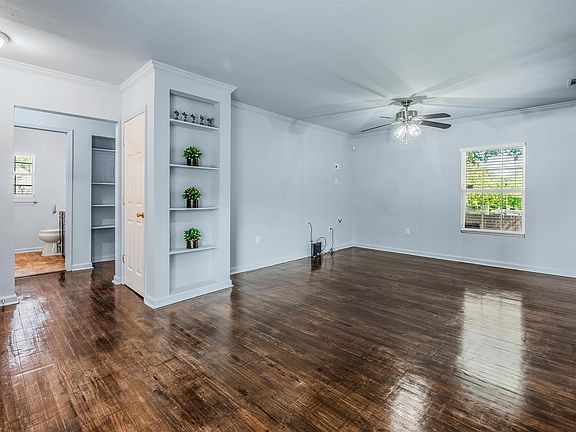3rd image of 700 E 21st St