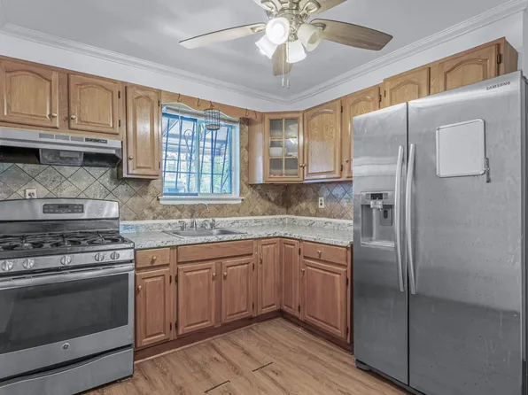 1087 Blake Avenue image 7 of 25