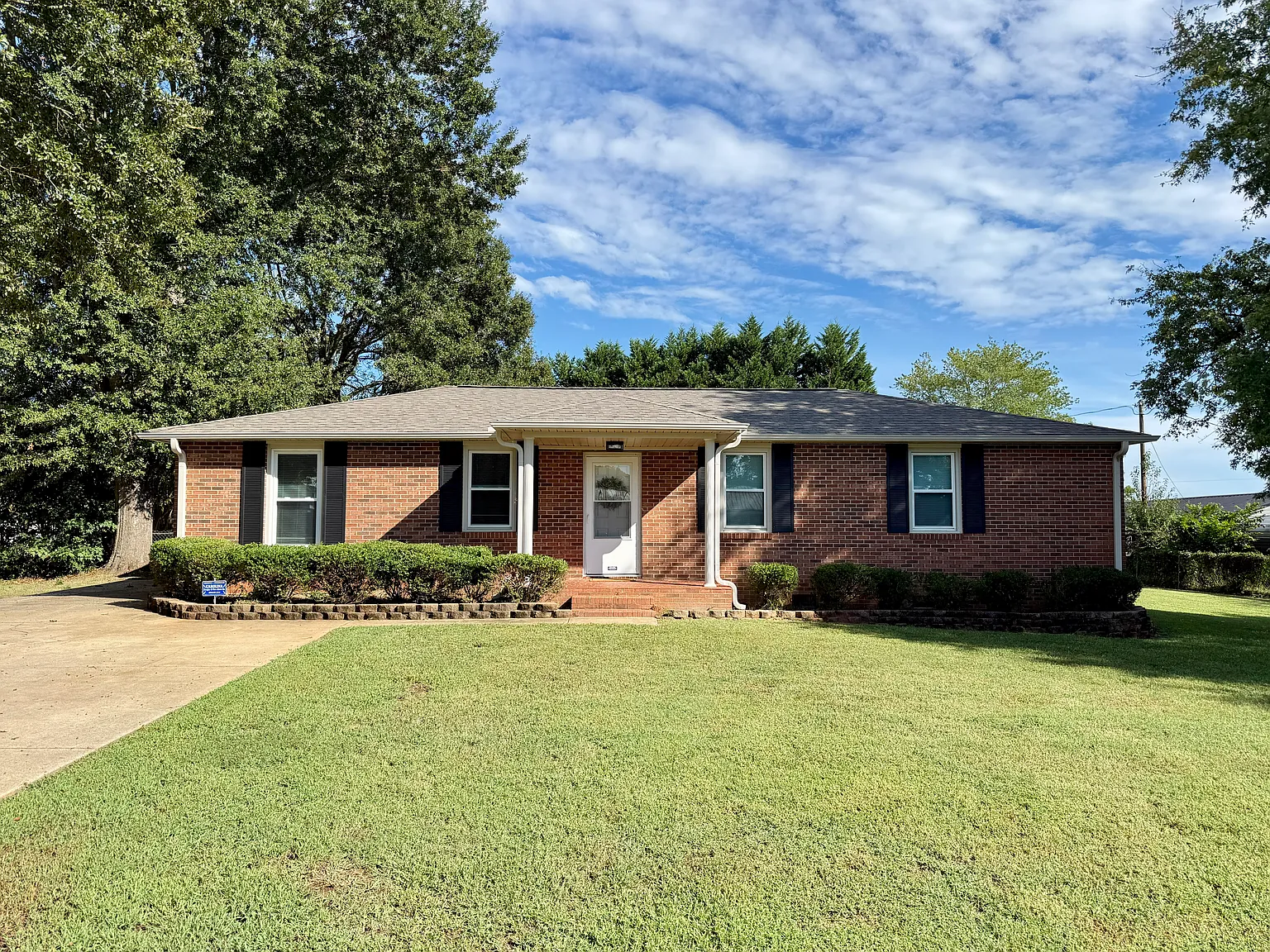 3 bed, 1.5 bath, 1325 sqft, $1,950 — Photo 1