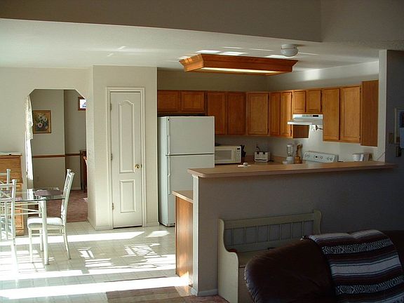 Spacious Kitchen w/Eating Area