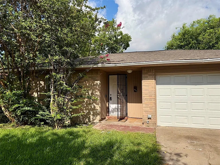 12818 Segrest Dr — Photo 19