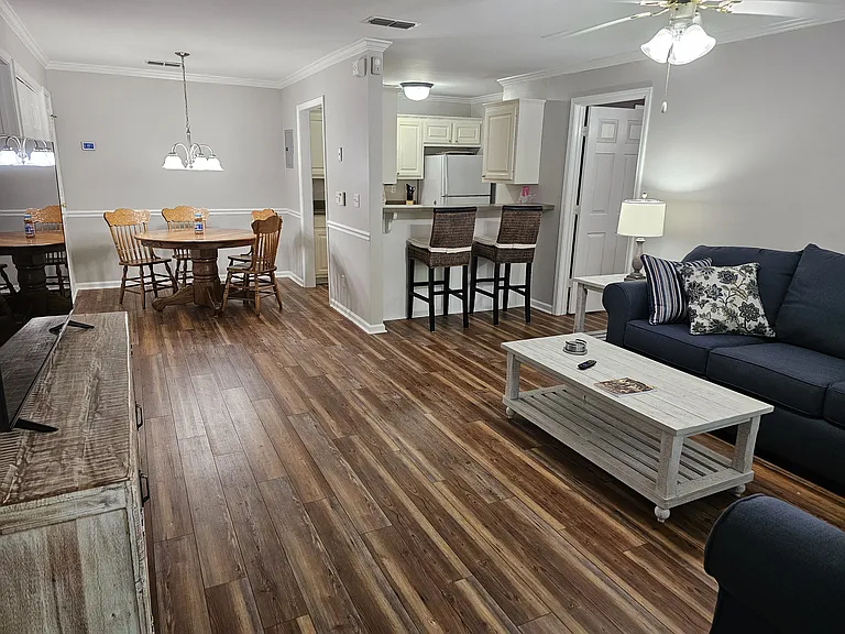 904 N Montgomery St — Photo 1
