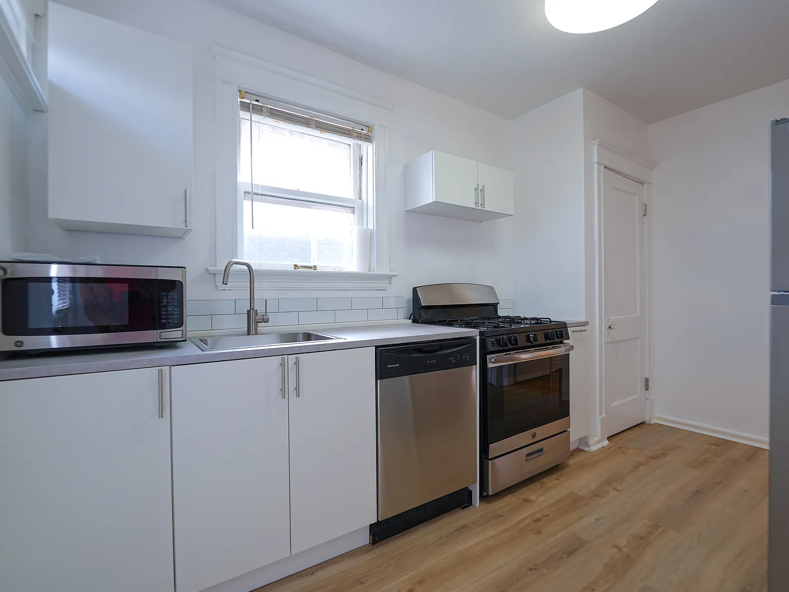 3 bed, 1300 sqft, $1,895 — Photo 2