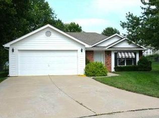 805 NW Heatherwood Dr, Blue Springs, MO 64015