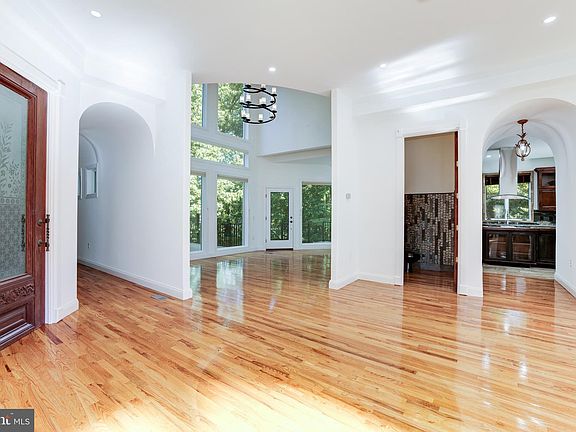 4th image of 3044 Hazelton St