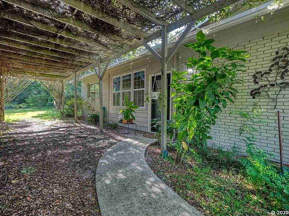 3rd image of 805 NW 40th Ter