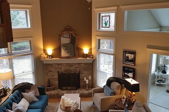 3rd image of 1049 Crestwood Cir