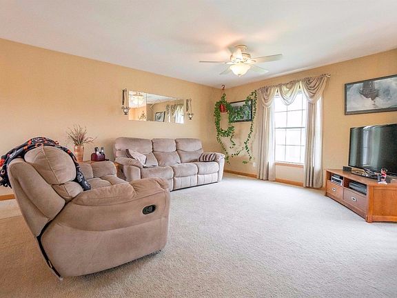 SPACIOUS GREAT ROOM W/CEILING FAN, UPGRADED WOOD RAILS!