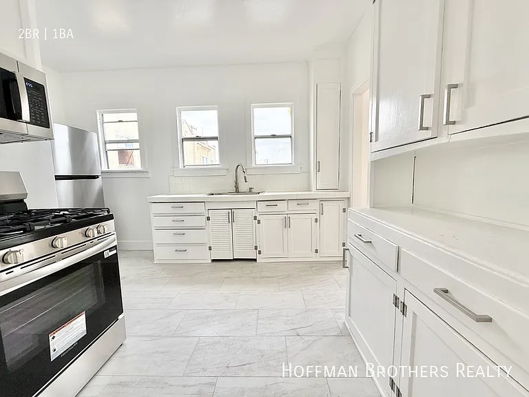 4850 1/2 Mascot St — Photo 3